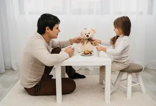 Gaya parenting modern yang menekankan empati, komunikasi terbuka, dan pendekatan lembut kini semakin populer dan banyak diterapkan dalam keluarga masa kini, terutama di kalangan orangtua muda. (foto/dok: freepik)