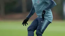 Gelandang Chelsea, N'Golo Kante menendang bola saat mengikuti sesi pelatihan tim di Pusat Pelatihan Cobham, Stoke D'Abernon (28/11). Chelsea akan bertanding melawan PAOK Thessaloniki di grup L Liga Europa di Stamford Bridge. (AP Photo/John Walton)