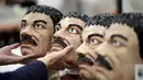 Puluhan Topeng "El Chapo" Guzman tertata rapi disebuah toko di kota Meksiko, Kamis (15/10/2015). Topeng gembong narkoba "El Chapo" diperjualkan menjelang Halloween. (REUTERS/Henry Romero)