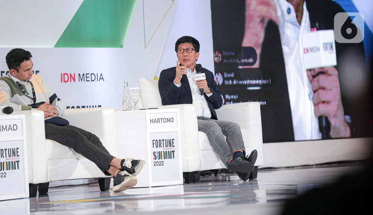 Managing Director EMTEK Sutanto Hartono (kanan) dan pemilik Rans Entertaiment Raffi Ahmad saat menjadi pembicara pada Fortune Indonesia Summit 2022 di Jakarta, Kamis (19/5/2022). Fortune Indonesia Summit 2022 mengusung tiga tema besar yaitu impact, growth, dan sustainability. (Liputan6.com/Faizal Fanani)