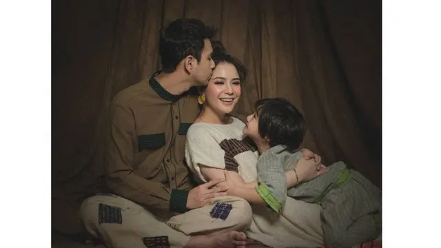 6 Potret Seru Pemotretan Keluarga Raffi Ahmad Jelang Lebaran. Curi Perhatian