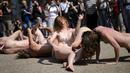 Sejumlah seniman menggelar aksi teatrikal dalam Festival “Body and Freedom” di Kota Biel, Swiss, Jumat (21/8/2015). Aksi ini merupakan festival pertunjukan telanjang pertama di dunia yang mereka adakan di muka umum. (AFP PHOTO/Fabrice Coffrini)