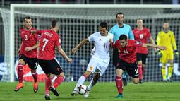 Gelandang Spanyol, Vitola, berusaha melewati gelandang Albania, Taulant Xhaka. Pada laga ini Spanyol menggunakan formasi 3-4-3, sementara Albania mengunakan skema 4-5-1. (AFP/Andrej Isakovic) 