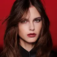 Mulai dari eyeshadow hingga lipstik, pilihan warna yang lebih berani dapat membuat tampilan terasa berbeda tanpa harus mengikuti satu gaya tertentu. (Foto/Dok: Louis Vuitton)