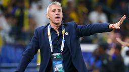 Pelatih Al-Ain, Hernan Crespo, memberikan arahan kepada anak asuhnya saat melawan Al-Nassr di Liga Champions Asia 2023/2024 di Al-Awal Park Stadium, Selasa (12/3/2024). (AFP/Fayez Nureldine)