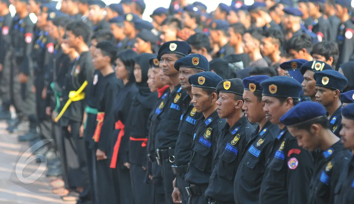 Ratusan anggota Garda Nasdem saat mengikuti apel siaga memperingati Hari Lahirnya Pancasila di Tugu Proklamasi, Jakarta, Senin (1/6/2015). (Liputan6.com/Herman Zakharia) 