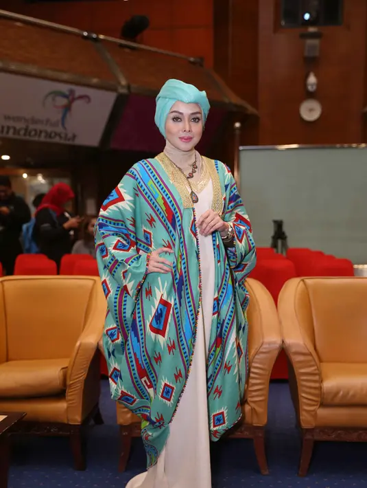 Banyak selebriti Indonesia yang kini memutuskan untuk berhijab, salah satunya artis cantik Terry Putri. Berhijab memang berkewajiban untuk menutupi seluruh aurat, meski begitu Terry Putri tetap memperhatikan fashion. (Nurwahyunan/Bintang.com)