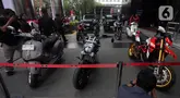 Pewarta mengabadikan beberapa motor dan mobil mewah yang disita dari hasil Operasi Tangkap Tangan (OTT) terhadap Wakil Menteri Ketenagakerjaan (Wamenaker) Immanuel Ebenezer alias Noel di gedung Merah Putih Komisi Pemberantasan Korupsi (KPK), Jakarta, Kamis (21/8/2025). (Liputan6.com/Helmi Fithriansyah)