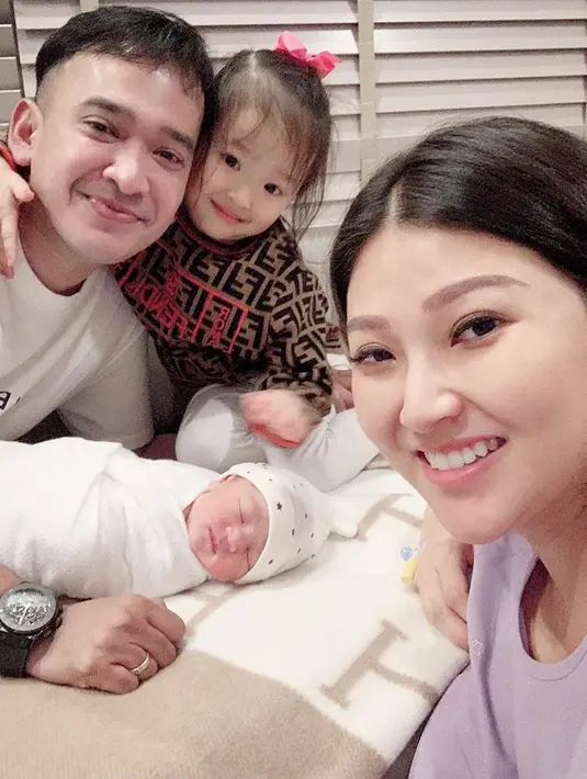Ini foto bahagia mereka saat kehadiran putri kedua mereka. Si kakak sangat bahagia sekali bukan kehadiran oleh sang adik? (Liputan6.com/IG/@ruben_onsu)