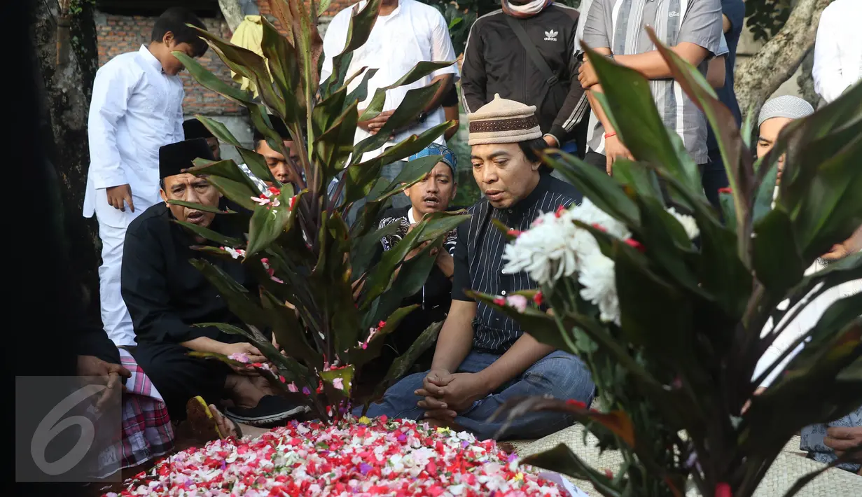 Kesedihan komedian Komeng di depan pusara putrinya, Cantika Alhayu Aldi, di Pemakaman Keluarga Citeureup, Bogor, Minggu (28/8). Anak ketiga Komeng dari kembar tiga tersebut meninggal di usia 10 tahun lantaran sakit. (Liputan6.com/Herman Zakharia)
