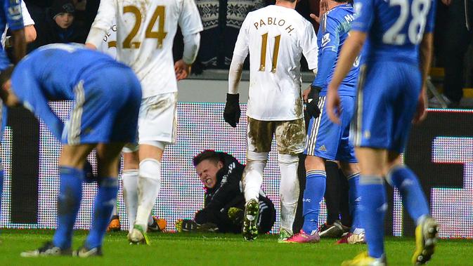 Eden Hazard pernah dikartu merah gara-gara menyerang ballboy. (AFP / ANDREW YATES)