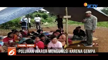 Gempa di Solok Selatan, Sumatera Barat, membuat ratusan rumah penduduk rusak sehingga warga harus mengungsi di tanah lapang.