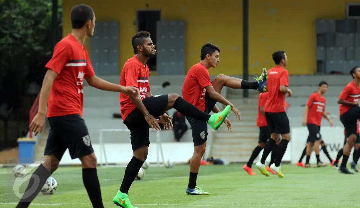 Sejumlah pemain Bali United melakukan pemanasan jelang latihan di Lapangan Pertamina,Simprug, Jakarta, Rabu (6/4/2016). Setelah kandas di Piala Bhayangkara 2016, Bali United langsung bersiap mengikuti Trofeo Persija. (Liputan6.com/Helmi Fithriansyah)