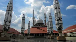 Masjid Agung Semarang terletak di Jawa Tengah. Dibangun sejak tahun 2001 hingga selesai secara keseluruhan pada tahun 2006. Masjid terlihat semakin cantik apabila payung di sekitar masjid ini mengembang bersamaan. (Istimewa)