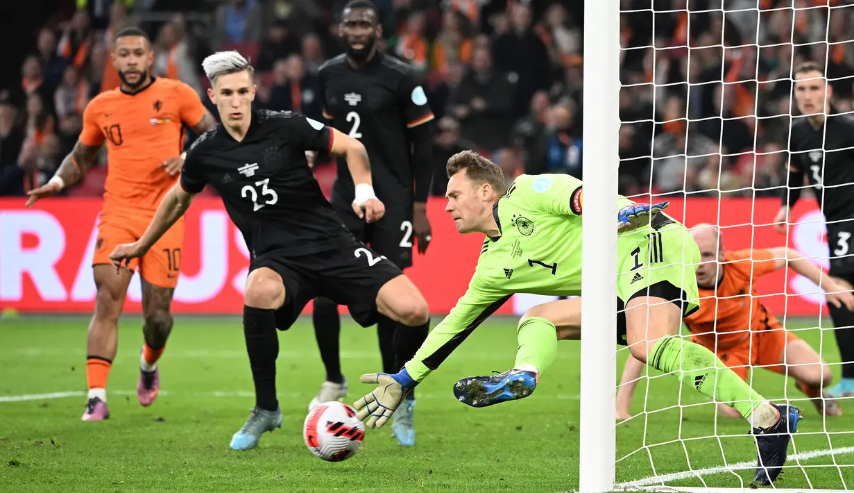 Manuel Neuer. Kiper Jerman berusia 36 tahun ini akan memainkan Piala Dunia keempatnya di Qatar nanti. Dari 3 edisi, 2010 hingga 2018 ia total bermain dalam 16 laga dengan torehan 7 kali clean sheet. Prestasi terbaiknya pada 2014 membawa Jerman menjadi juara. (AFP/Ina Fassbender)