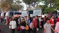 Ribuan pedagang jamu dan pedagang asongan berdatangan sejak pukul 5.00 pagi untuk mengikuti program mudik gratis yang digelar PT. Sido Muncul, Tbk.