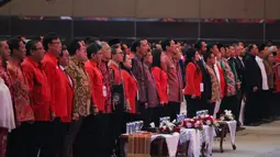 Seluruh hadirin berdiri menyanyikan lagu Indonesia Raya saat pembukaan Rakernas I PDIP di Jakarta, Minggu (10/1/2016). Rakernas tersebut bertajuk 'Mewujudkan Trisakti dengan Pembangunan Nasional Semesta Berencana'. (Liputan6.com/Faizal Fanani)