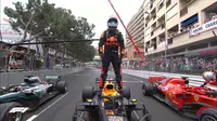 Pembalap Red Bull Racing, Daniel Ricciardo, mengalahkan Sebastian Vettel dan Lewis Hamilton untuk merebut podium juara F1 GP Monako, Minggu (27/5/2018). (Twitter/F1)
