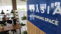 Pengunjung bekerja di area co-working space Sunerra Hotels, Jababeka Bekasi, Rabu (02/6/2021). Sunerra Hotels berkolaborasi dengan RedDoorz memberikan tempat menginap yang aman dan nyaman selama berlibur dengan tagline 'Moments So Memorable’. (Liputan6.com/Fery Pradolo)