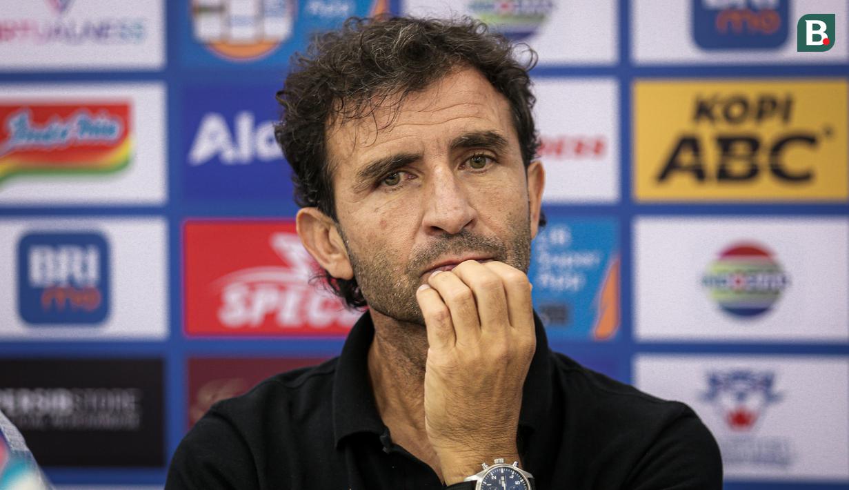 Pelatih kepala Persib Bandung, Luis Milla (kiri) saat konferensi pers setelah laga pekan ketiga BRI Liga 1 2023/2024 antara Persib Bandung melawan Dewa United di Stadion GBLA, Bandung, Jumat (14/07/2023). (Bola.com/Bagaskara Lazuardi)