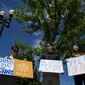 Protes di depan gedung Mahkamah Agung AS setelah MA merestui sebagian perintah eksekutif Donald Trump (Eric Thayer / AFP)