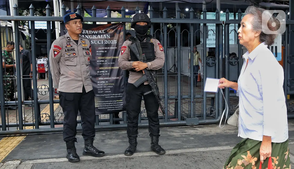 Penjagaan tersebut dilakukan untuk pengamanan rangkaian Tri Hari Suci Paskah 2025, termasuk ibadah Jumat Agung dan Hari Raya Paskah. (Liputan6.com/Angga Yuniar)
