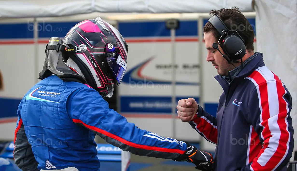 Pebalap Indonesia, Presley Martono, berdiskusi dengan teknisi tim usai balapan Formula Renault 2.0 Eurocup di Sirkuit Red Bull Ring, Austria, Minggu (23/7/2017). Presley gagal finis karena ditabrak. (Bola.com/Reza Khomaini)