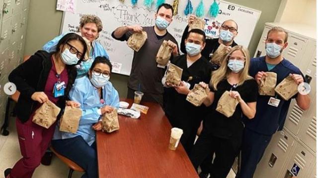 Bagikan 120 Makanan untuk Tenaga Medis, Miley Cyrus Banjir Pujian