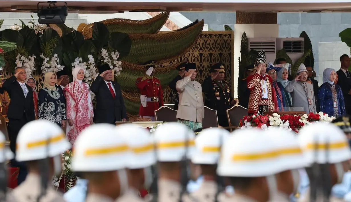 Semua elemen pakaian yang dikenakan Jokowi dari ujung kepala hingga kaki dilapisi manik-manik dan dihiasi corak naga, yang dalam budaya Banjar melambangkan kekuasaan, kebaikan, dan keberuntungan. [Foto: Instagram/kemhanri]