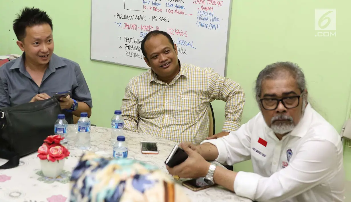 Jonathan berdialog dengan Ketua Komnas PA Arist Merdeka Sirait di Komnas Perlindungan Anak, Jakarta, Senin (30/4). Sebelumnya sebuah video seorang pria menendang anak kecil viral di sosial media. (Liputan6.com/Immanuel Antonius)