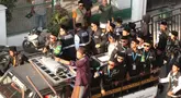 Simpatisan calon Ketua Umum PBNU KH Muhammad Yusuf Chudlori atau Gus Yusuf menggelar aksi demonstrasi di pintu akses Sidang Pleno IV Muktamar ke-35 Nahdlatul Ulama (NU) di Gedung Serba Guna, Pondok Pesantren Bahrul Ulum, Jombang, Jawa Timur, Minggu, 30 Agutus 2026. (Liputan6.com/ Ahmad Apriyono)