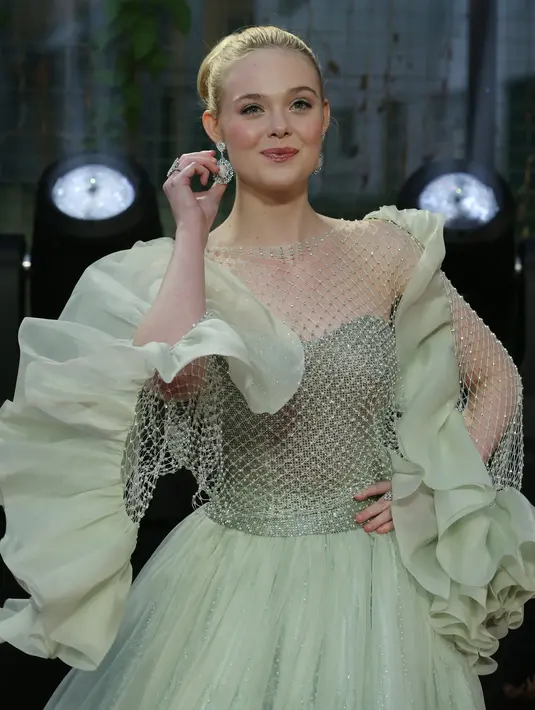 Aktris Elle Fanning tiba di karpet merah gala premiere film 'Maleficent Mistress of Evil' di London, Rabu (9/10/2019). Pemeran Aurora dalam film Maleficent itu tampil memukau dalam balutan gaun strapless panjang berwarna hijau pucat. (Photo by Grant Pollard/Invision/AP)