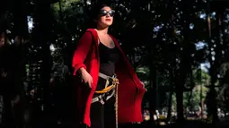 Penampilan Bianca Liza sering terlihat sederhana namun tetap menonjolkan sisi menawan dari presenter satu ini. Penampilan bianca yang mengenakan celana dan atasan berwarna hitam ini ia padukan dengan outer merah dan kacamata hitam. (Liputan6.com/IG/@bibiancaliza)