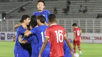 Selebrasi para pemain Uzbekistan U-20 setelah Murodjon Komilov mencetak gol pertama ke gawang Timnas Indonesia U-20 pada laga uji coba internasional di Stadion Madya, Senayan, Jakarta, Selasa (30/1/2024). (Bola.com/M Iqbal Ichsan)