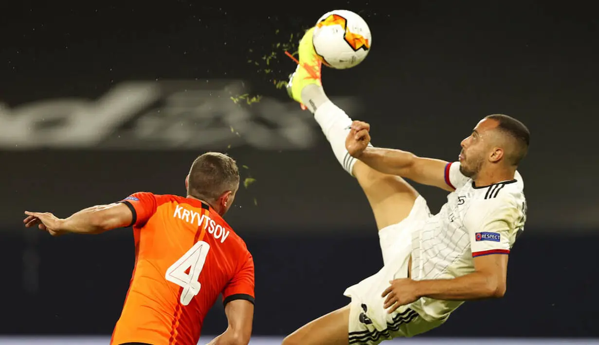 Pemain FC Basel, Arthur Cabral, melepaskan tendangan saat melawan FC Shakhtar Donetsk pada perempat final di Veltins Arena, Selasa (11/8/2020). Shakhtar Donetsk menang dengan skor 4-1. (Wolgang Rattay/Pool Photo via AP)