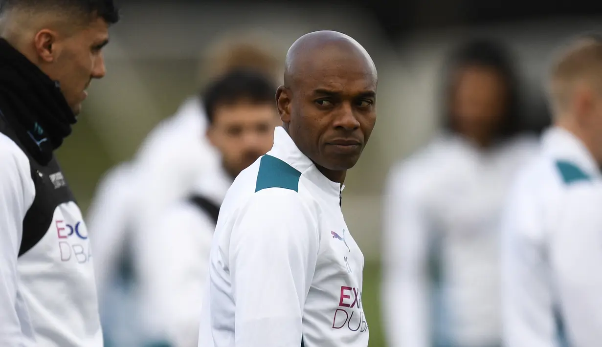 <p>Gelandang Manchester City, Fernandinho bereaksi saat ia mengambil bagian dalam sesi latihan di tempat latihan Manchester City di Manchester, Inggris barat laut, pada 25 April 2022. Manchester City akan bertanding melawan Real Madrid pada leg pertama semifinal Liga Champions. (AFP/Oli Scarff)</p>