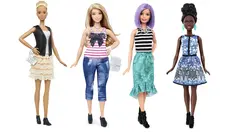 Barbie dengan tubuh tinggi (kiri), berlekuk (kedua kiri) dan mungil (kanan) berdiri disamping boneka Barbie tradisional (kedua kanan) dalam kombinasi foto yang dirilis oleh Mattel, Kamis (28/1). (REUTERS/Mattel)