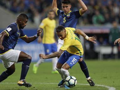 Bintang Brasil, Neymar berusaha melewati adangan para pemain Ekuador pada laga kualifikasi Piala Dunia 2018 zona CONMEBOL di Porto Alegre, Brasil, (31/8/2017). Brasil menang 2-0. (AP/Andre Penner)