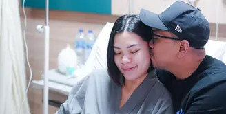 Kebahagiaan menyelimuti pasangan Sammy Simorangkir dan Viviane. Pasangan ini baru saja dikaruniai anak kedua. Viviane melahirkan bayi laki-laki ditanggal cantik dan diberi nama Elhanan Lasrora Simorangkir. [Instagram/sammysimorangkir/bukaan.moment]