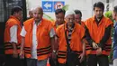 Rombongan tersangka anggota DPRD Malang berjalan turun dari mobil tahanan setibanya di Gedung KPK, Jakarta, Jumat (21/9).KPK memperpanjang masa penahanan sejumlah tersangka kasus suap pembahasan APBD-P Pemerintah Kota Malang itu. (Merdeka.com/Dwi Narwoko)