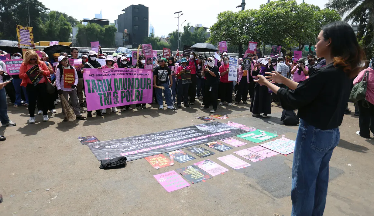 Dalam aksi unjuk rasa ini, para pedemo hadir mengenakan dress code merah muda dan hitam. (Kapanlagi.com/Budy Santoso)