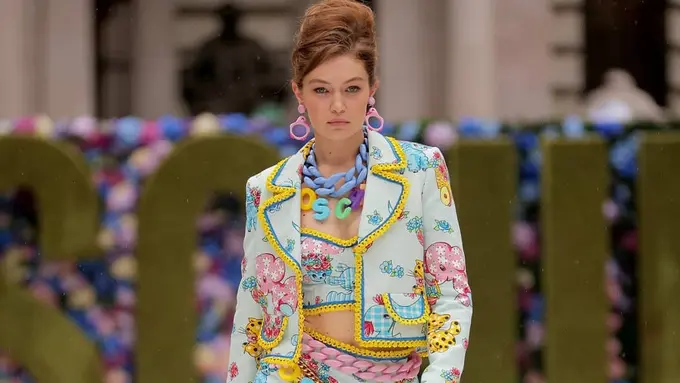 Potret Menggemaskan Gigi Hadid yang Gigit Botol Bayi di New York Fashion Week