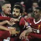 Para pemain Liverpool merayakan gol yang dicetak oleh Mohamed Salah ke gawang AS Roma pada leg pertama semifinal Liga Champions di Stadion Anfield, Selasa (24/4/2018). Liverpool menang 5-2 atas AS Roma. (AP/Rui Vieira)