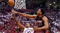 Toronto Raptors guard, DeMar DeRozan (10) melakukan tembakan saat dihalau Miami Heat  center, Hassan Whiteside (21)  pada NBA Playoffs di Air Canada Centre, Toronto, Selasa (3/5/2016). (Reuters/Mandatory/Dan Hamilton-USA TODAY Sports)