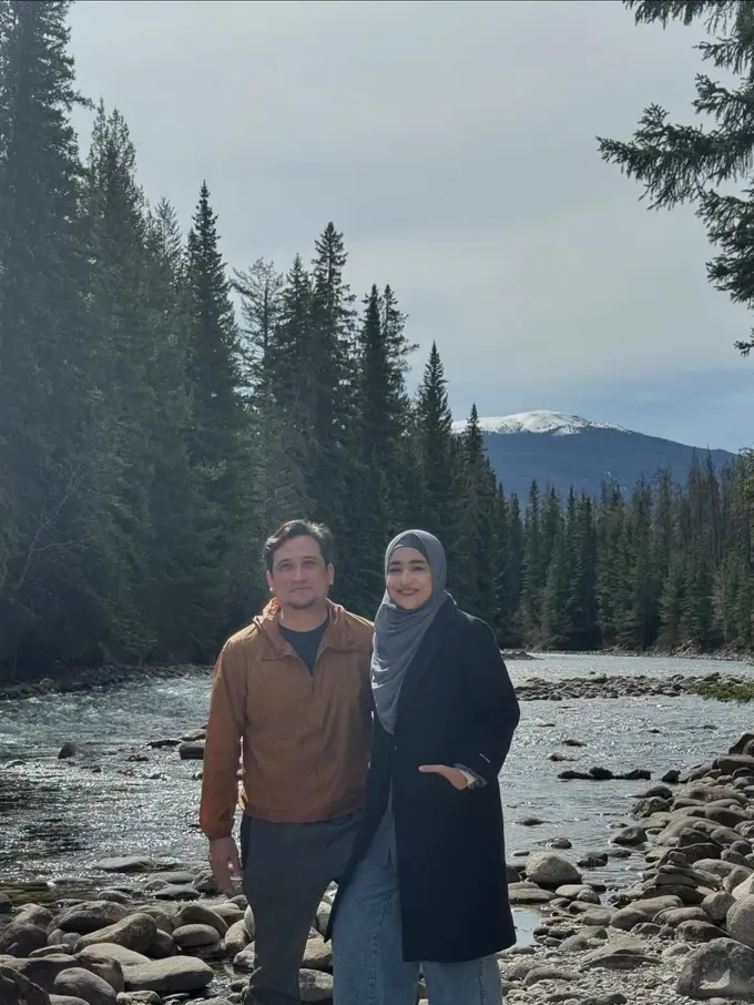 7 Potret Cindy Fatikasari dan Tengku Firmansyah Piknik di Kanada dengan Pemandangan Indah