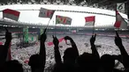 Pendukung pasangan Capres dan Cawapres nomor urut 01, Jokowi - Ma'ruf Amin saat mengikuti kampanye akbar di Stadion Gelora Bung Karno (SGBK), Jakarta, Sabtu (13/4). Kampanye akbar tersebut bertajuk konser putih bersatu. (Liputan6.com/Angga Yuniar)