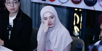 Setelah sang suami memberikan talak, Inara Rusli istri Virgoun datang malam-malam ke rumah istri Derry Sulaiman. Perempuan tiga orang anak itu mengutarakan ingin mandiri. Tak mau bergantung dengan Virgoun, Inara ingin mencari nafkah buat anak-anaknya. [Foto: Bayu Herdianto/KapanLagi.com]