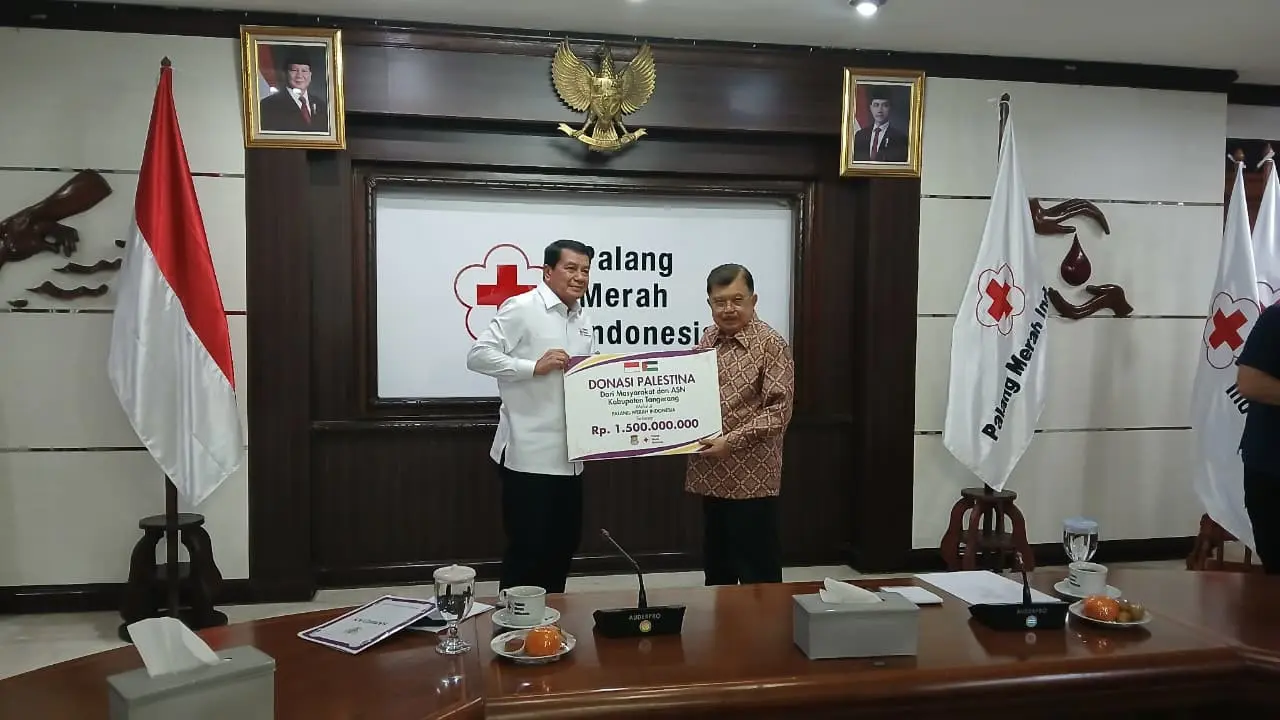 Ketua Umum PMI Jusuf Kalla menyalurkan donasi dari warga Tangerang untuk warga Gaza