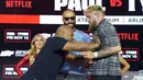 Mantan juara tinju kelas berat AS Mike Tyson dan petinju youtuber, Jake Paul berhadapan saat konferensi pers di Fanatics Fest NYC di New York City, Minggu (18/8/2024). (TIMOTHY A. CLARY / AFP)