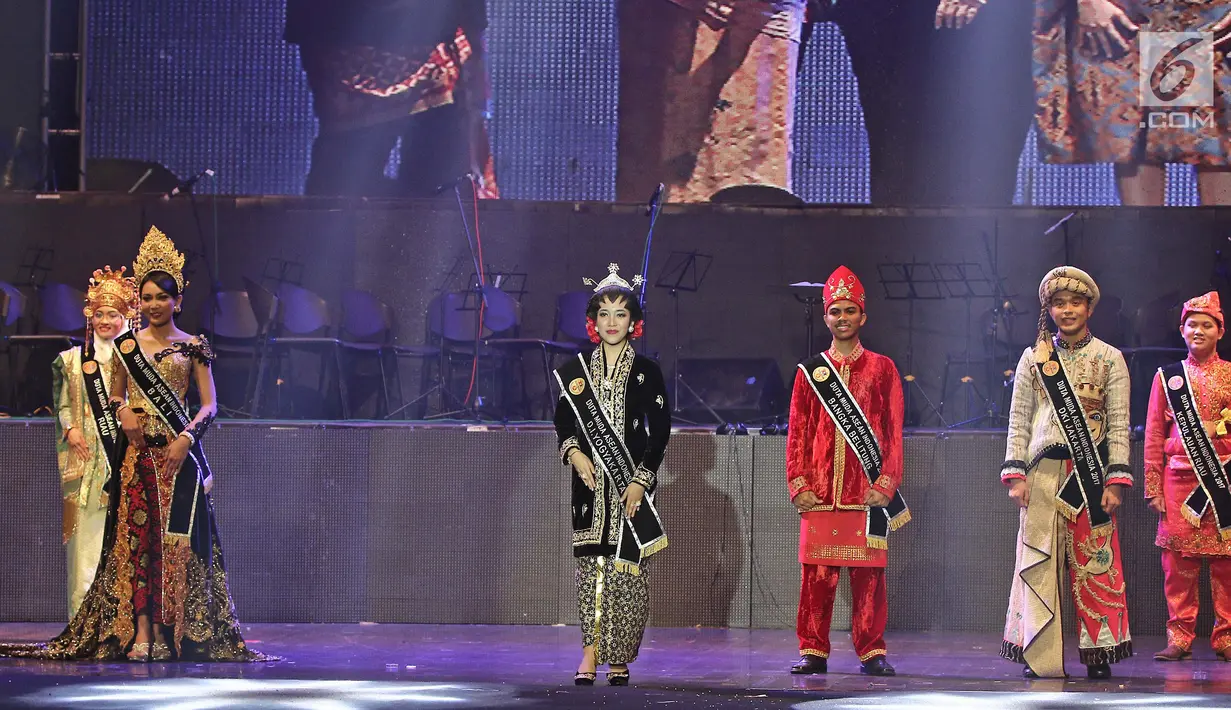 Scholastika Asyana dari Provinsi DIY menjadi juara 2 pada acara malam final Duta Muda ASEAN-Indonesia 2017 yang diselenggarakan oleh Kementerian Luar Negeri RI, di Balai Sarbini, Jakarta, Selasa (29/08). (Liputan6.com/Herman Zakharia)